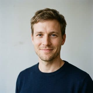 Hochgeladenes Foto 1: erfundene erwachsene Person, von einer KI erstellt